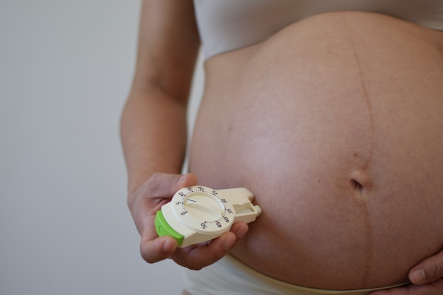 Foto schwangere frau mit diabetes-gerät