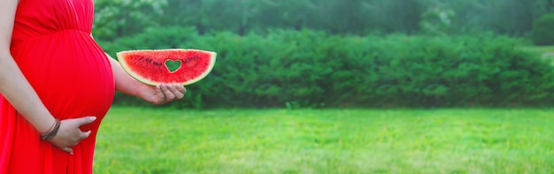 Schwangere Frau mit einer Wassermelone Selektiver Fokus