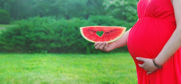 Schwangere Frau mit einer Wassermelone