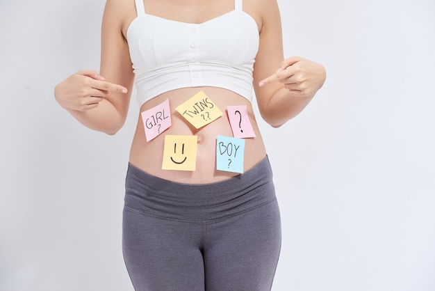 Foto schwangere frau mit haftnotizen auf ihrem bauch