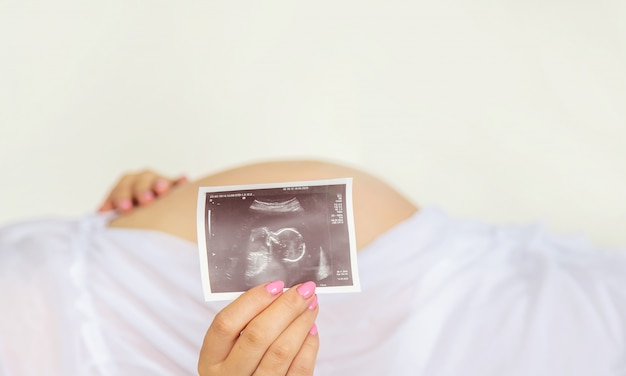 Schwangere Frau mit Mädchen Ultraschallbild