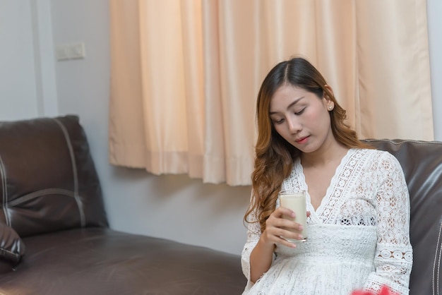 Schwangere Frau mit Milch in der HandDas Trinken von Milch ist eine gute Gesundheit für die Menschen in der Schwangerschaft