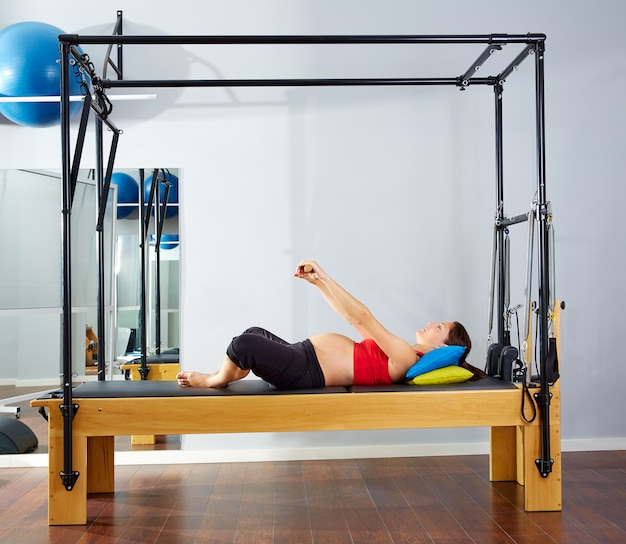 schwangere Frau Pilates Reformer Cadillac Übung