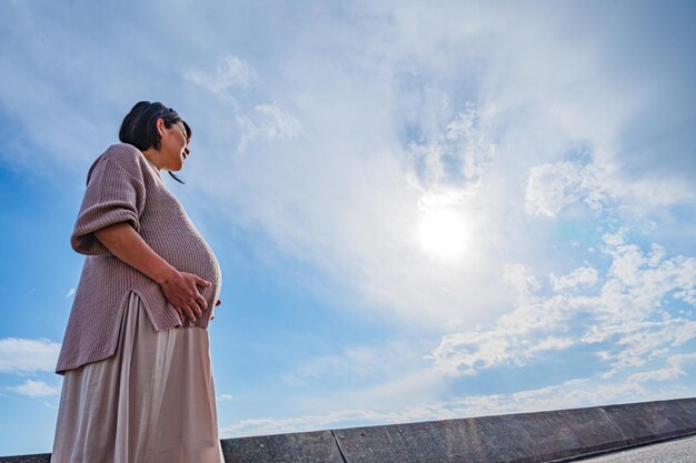 Schwangere Frau und fantastischer Himmel