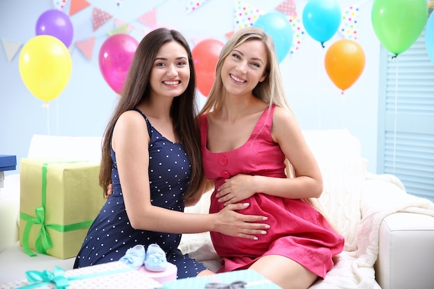 Schwangere Frau und Freund bei der Babyparty