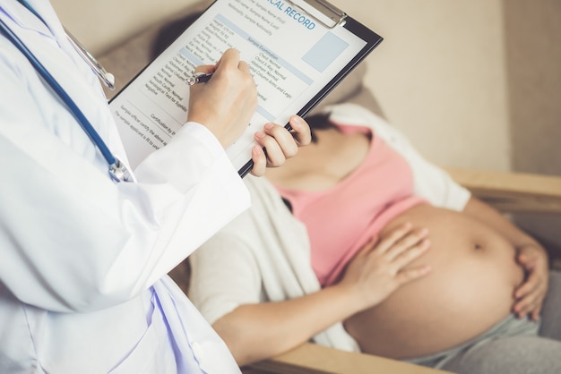 Schwangere Frau und Gynäkologe Doktor im Krankenhaus