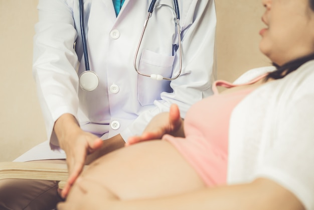 Schwangere Frau und Gynäkologin Arzt im Krankenhaus