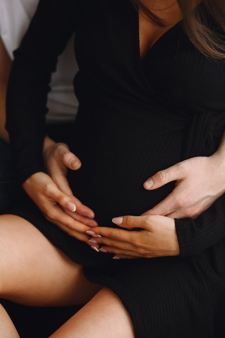 Foto schwangere frau und ihr ehemann halten schwangeren bauch liebeskonzept