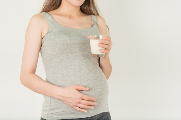 Schwangere Frauen mit Glas Milch