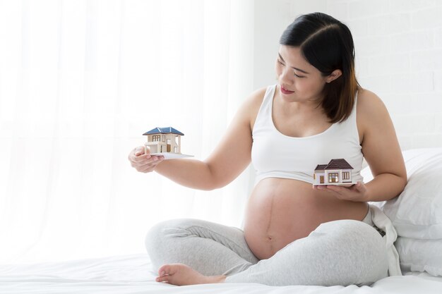 Schwangere Frauen wählten das Wohnungsbaudarlehen vor und kauften ein Haus während der Schwangerschaft