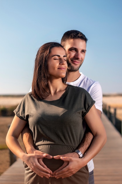 Schwangere glückliches Paar am Strand