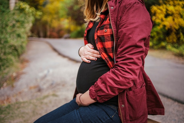 Schwangere halten ihren Bauch