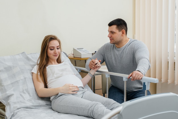 Schwangere in der Klinik zur Beratung mit dem zukünftigen Vater. Medizinische Untersuchung