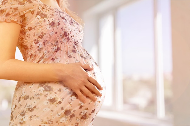 Schwangere junge Frau im Hintergrund