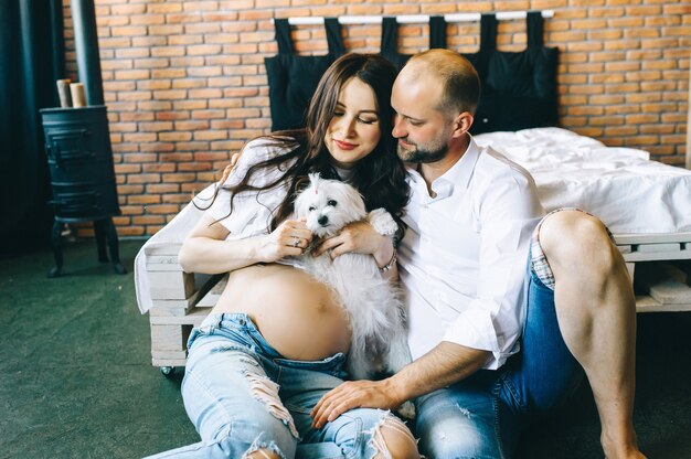 Schwangere Lüge der Paare in der Liebe im Bett, das, Baby streicheln streichelt