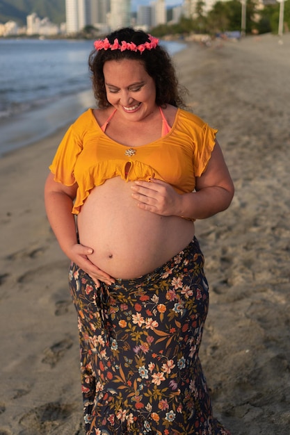 Foto schwangere mutter am strand