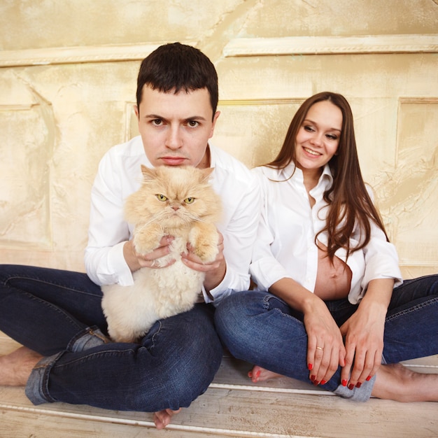 Schwangere Paare der Junge mit Katze