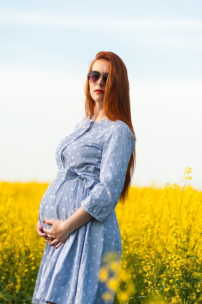 Schwangeres Frauenportrait auf dem gelben Feld