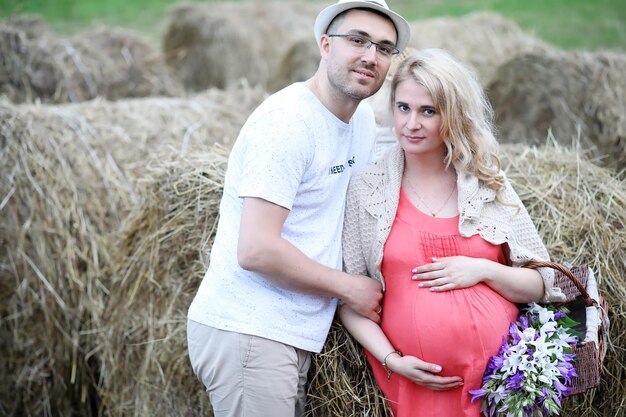 Schwangeres Mädchen mit dickem Bauch und junger Mann in parkxA