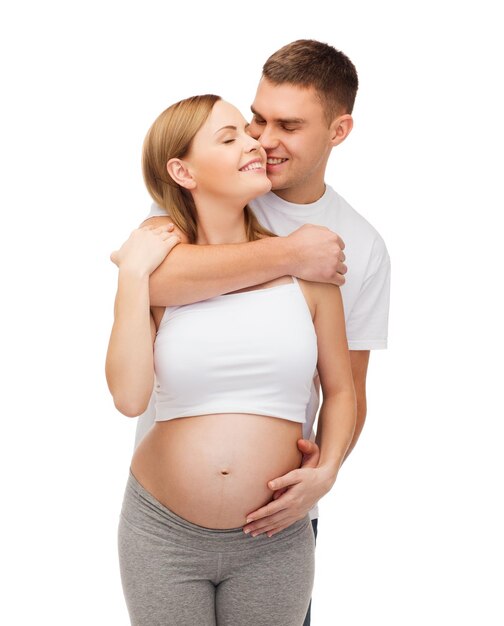Schwangerschaft, Elternschaft und Glückskonzept - glückliche junge Familie, die ein Kind erwartet