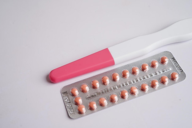 Schwangerschaftstest mit Antibabypillen für Frauen am Tag des Eisprungs, Fötus, Mutterschaft, Geburt