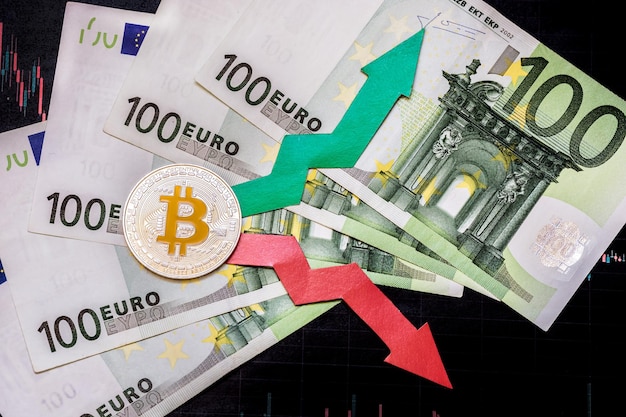 Schwankungen und Prognosen der Wechselkurse von virtuellem Geld Rote und grüne Pfeile mit goldener Bitcoin-Leiter auf grauem Papier Forex-Chart-Hintergrund mit Euro-Banknoten Kryptowährungskonzept