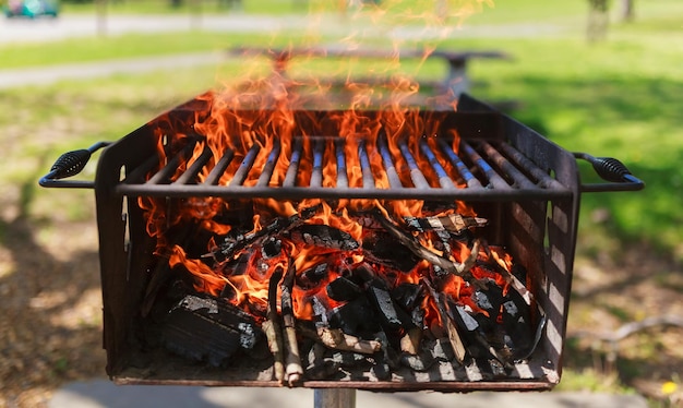 Schwarz gebranntes Holzkohlegrillfeuer natürlich als Hintergrund