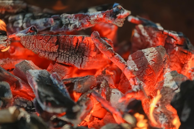 Schwarz gebranntes Holzkohlegrillfeuer natürlich als Hintergrund