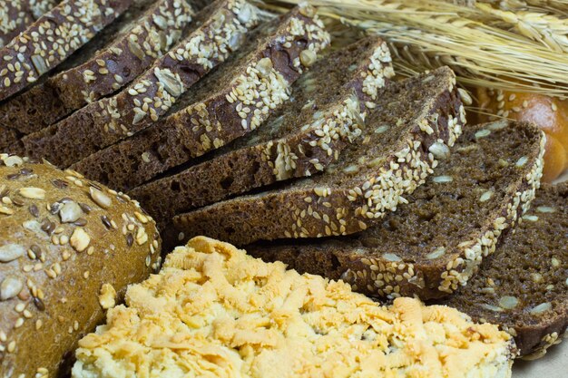 Schwarz geschnittenes Brot mit Sesam und Sonnenblumenkernen, Weißbrot