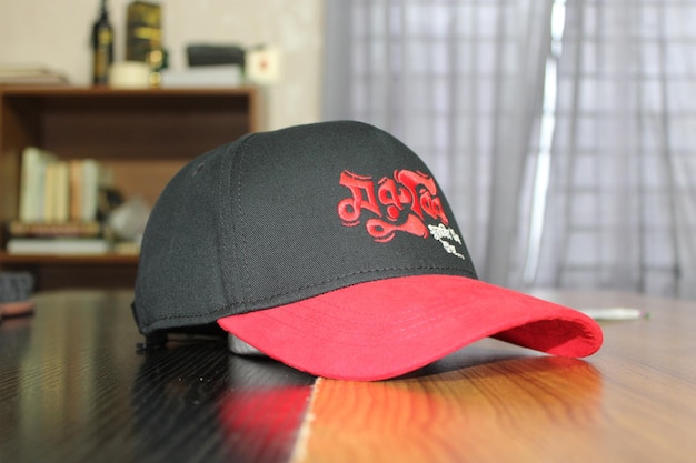 Schwarz-rot gestickte Baseballmütze