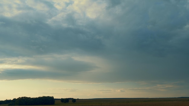 Schwarz von Regenstürmen Wolken Cumulonimbus Wolken bewegen sich im bewölkten dunklen Himmel dramatischer Gewitter