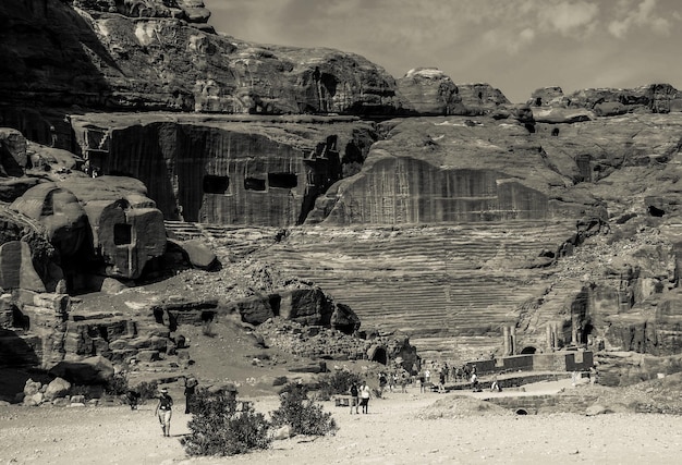 Schwarz-Weiß-Ansicht des Nabatäischen Theaters in Petra Stadt Jordan