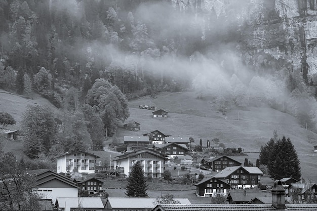 Schwarz-Weiß-Architektur Gebäude mit Nebel in Lauterbrunnen.