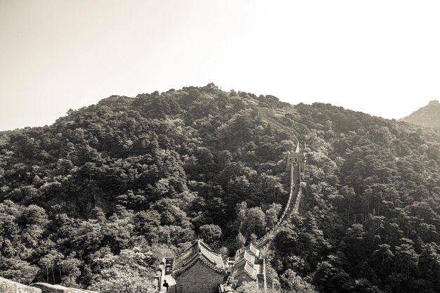 Foto schwarz-weiß-bild von der mutianyu-großen mauer in peking