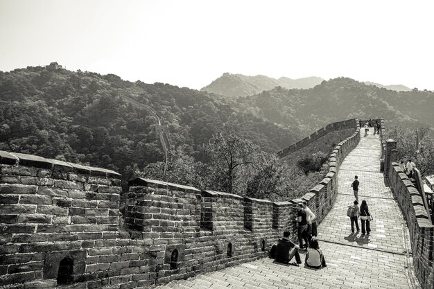 Foto schwarz-weiß-bild von der mutianyu-großen mauer in peking