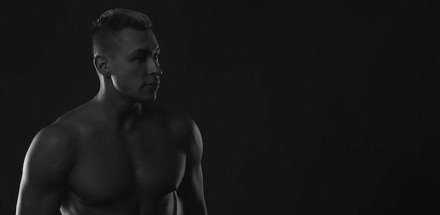 Foto schwarz-weiß-foto eines starken, muskulösen mannes