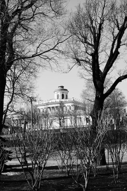 Schwarz-Weiß-Fotografie Niederländische Winkelansicht eines alten Steingebäudes mit einem Turm auf dem Dach