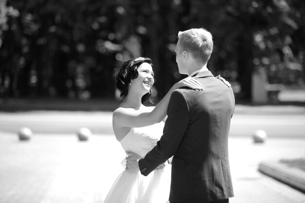 Schwarz-Weiß-Fotoporträt eines glücklichen Paares am Hochzeitstag