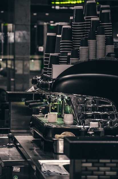 Schwarz-Weiß-Kaffeemaschine mit grünem Licht