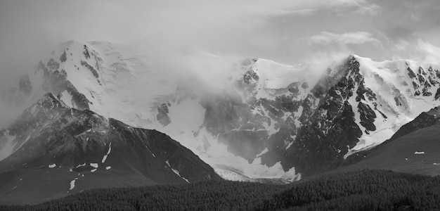 Schwarz-Weiß-Landschaft. Schneebedeckte Berggipfel, Reisen in die Berge, Klettern