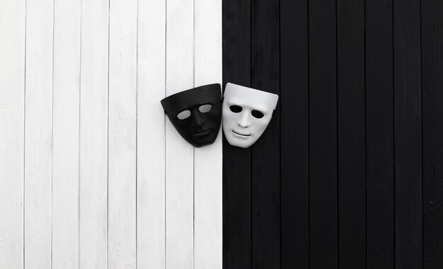 Schwarz-Weiß-Masken auf Schwarz-Weiß-Hintergrund