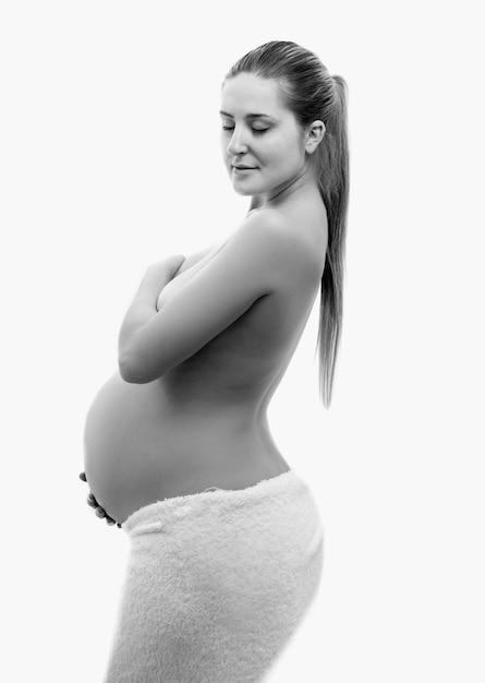 Foto schwarz-weiß-silhouette der schönen schwangeren frau mit handtuch bedeckt