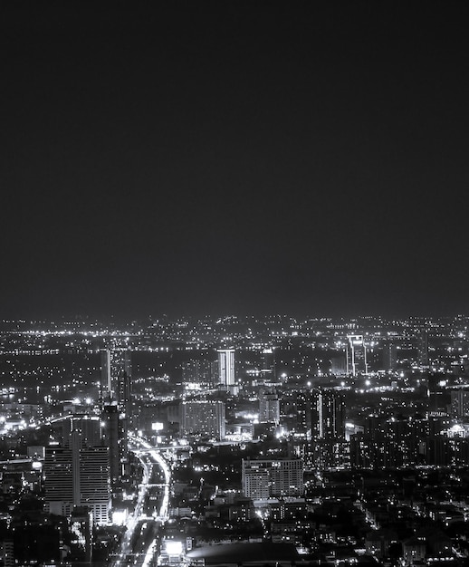 Schwarz-Weiß-Skyline-Blick und Autolichtspuren von der Spitze des King Power Mahanakhon bei Nacht