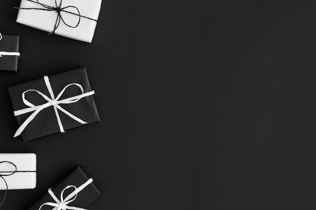 Schwarz-Weiß-Weihnachtsgeschenke auf schwarzem Hintergrund Flach lag mit leerem Kopierbereich