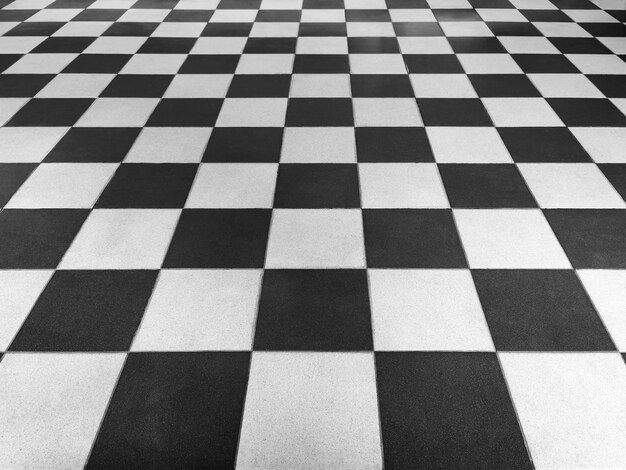 Foto schwarz-weißer fliesenboden symmetrisch mit einer gitterstruktur in der vorderseite für einen permanenten fliesenboden hintergrund schwarz-weißer quadrat aus keramikmaterial für bodenbeläge
