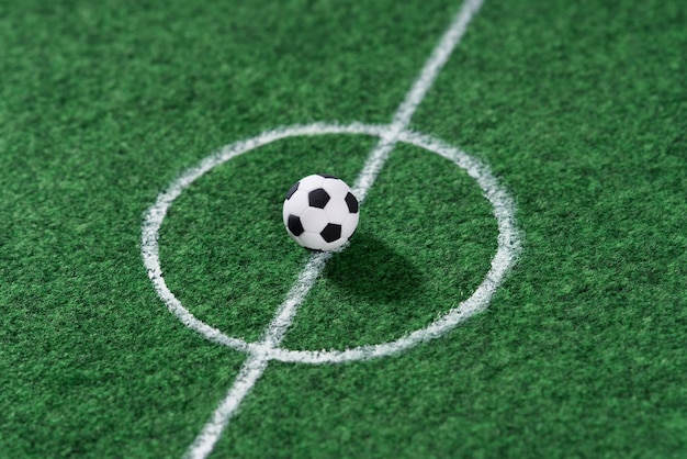 Schwarz-weißer Fußball in der Mitte des Fußballplatzdekoration Minifußball