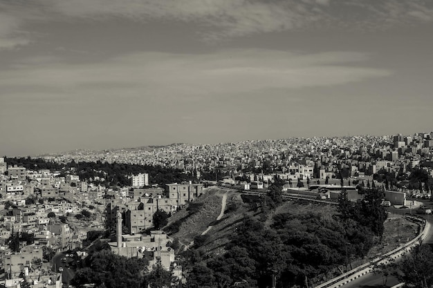 Schwarz-weißes Stadtbild der Innenstadt von Amman von der Zitadelle Jordan