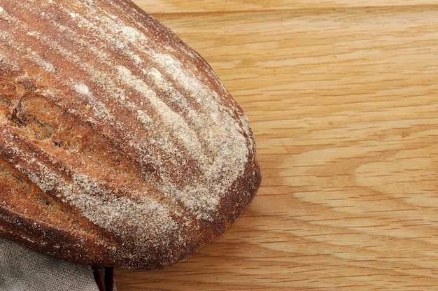 Schwarzbrot auf Holzoberfläche