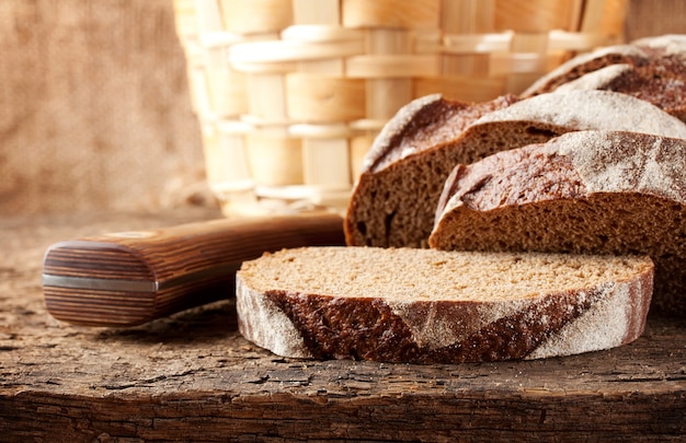 Schwarzbrot in Scheiben geschnitten mit Messer