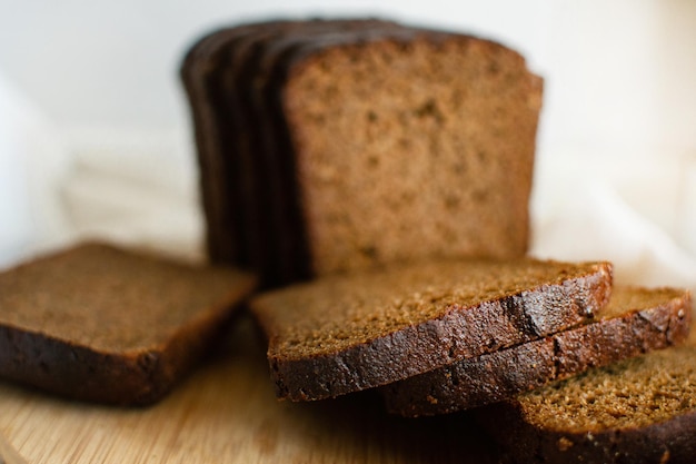 Schwarzbrot liegt auf einem Holzschneidebrett